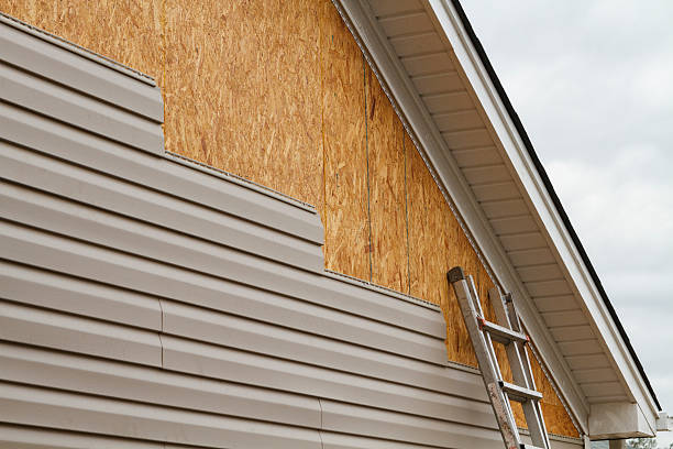 Professional Vinyl Siding technician working in Gloucester City, NJ